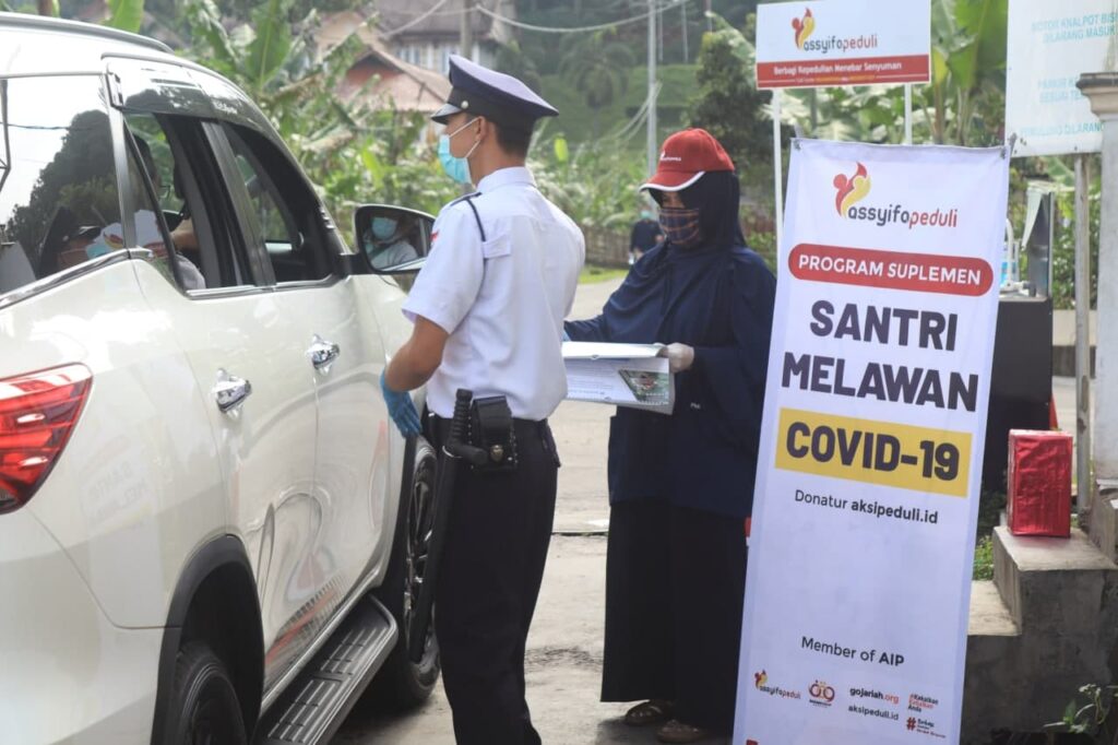 Pembagian Masker Untuk Santri dan Orang Tua