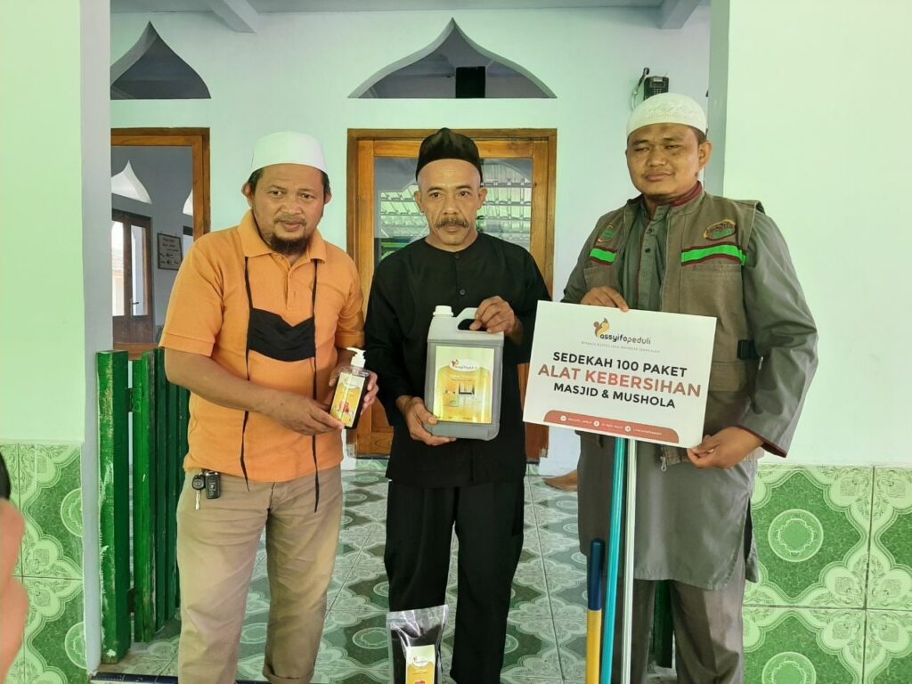 Distribusi 100 Paket Alat Kebersihan untuk Masjid dan Mushola Distribusi 100 Paket Alat Kebersihan untuk Masjid dan Mushola