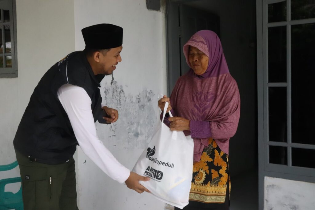 Penyaluran Program Keluarga Tangguh untuk Nelayan di Pulau Pari, Kepulauan Seribu.