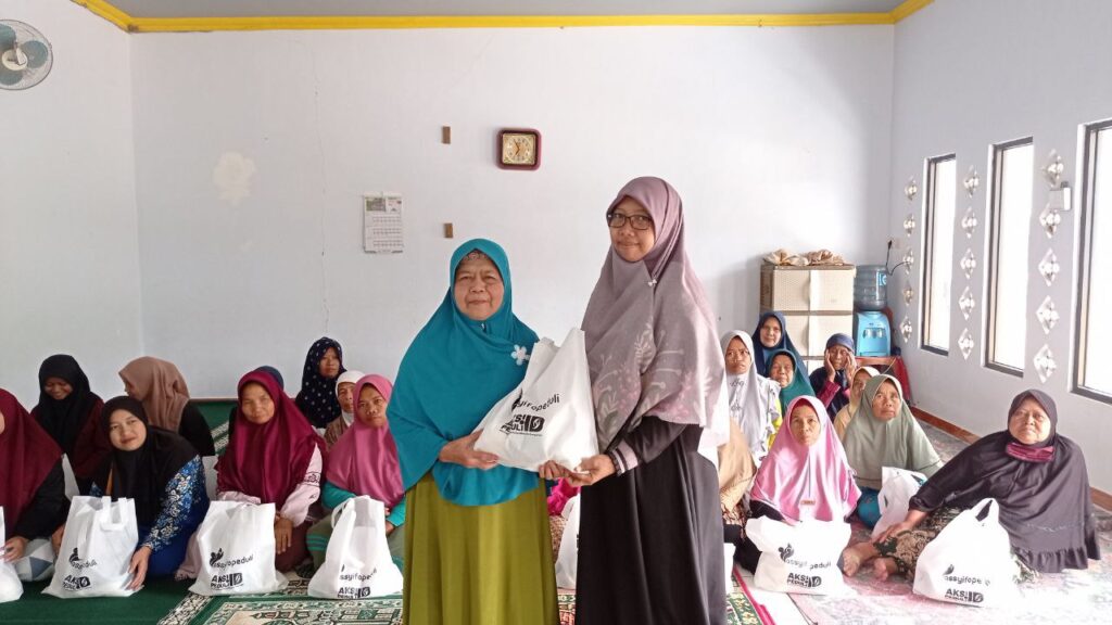Penyaluran Paket Sembako Keluarga Tangguh di Cibeureum, Ponggang, Serangpanjang
