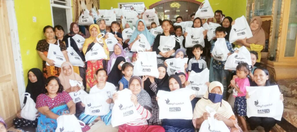 100 Paket Sembako Untuk Keluarga Tangguh di Cikawali