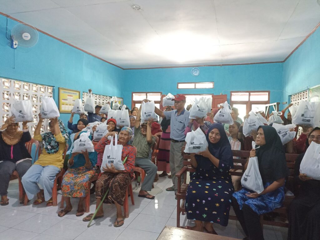 100 Paket Sembako untuk Pejuang Keluarga di Sukamelang.