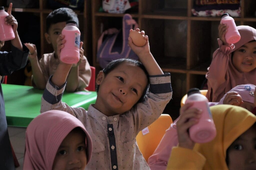 HARI GIZI NASIONAL, ASSYIFA PEDULI SALURKAN PROTEIN HEWANI CEGAH STUNTING PADA ANAK