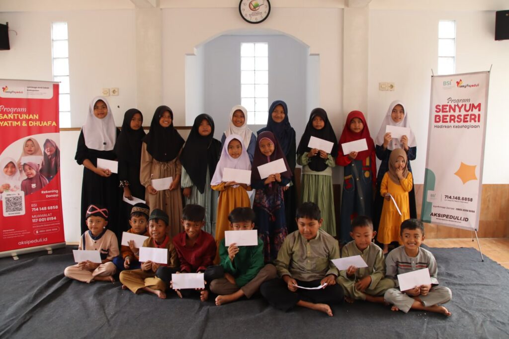 menyambut senyuman termanis dari mereka ( anak yatim ) yang bahagia menyambut senyuman termanis dari mereka ( anak yatim ) yang bahagia
