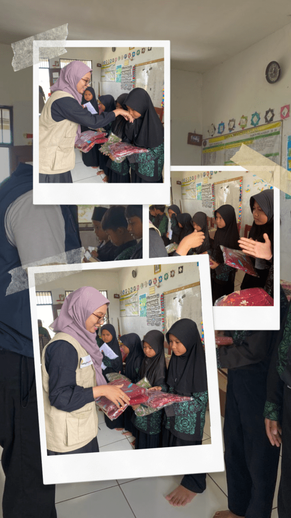 PENYALURAN MUKENA UNTUK MURID DI SD LEGONKULON SUBANG