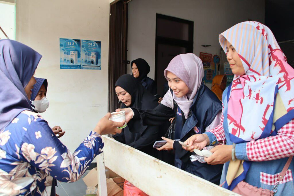 Assyifa Peduli bersama Sahabat Nasi Gratis Pamanukan, Bagikan 316 Paket Makanan