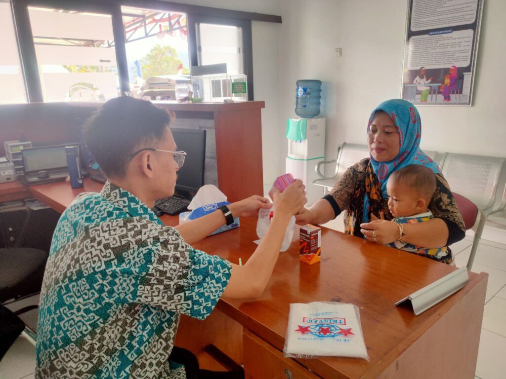 Pemberian Kartu Sehat Bahagia untuk masyarakat