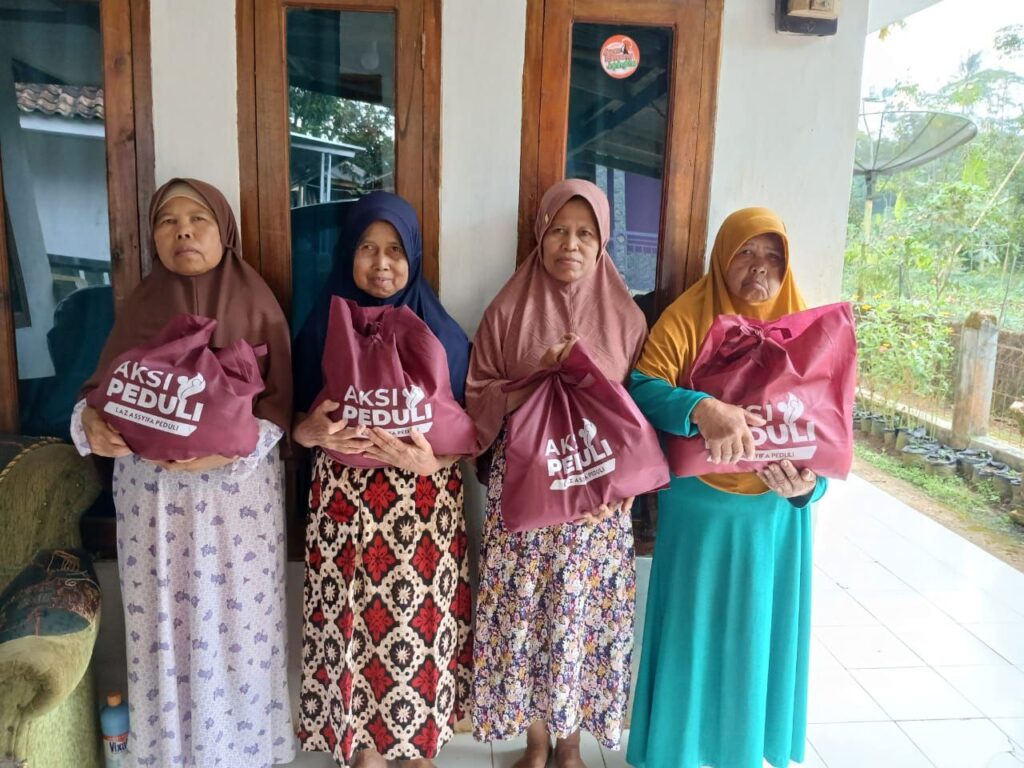 Penyaluran sembako dhuafa di Ciseureuh, Desa Purabaya. Sukabumi