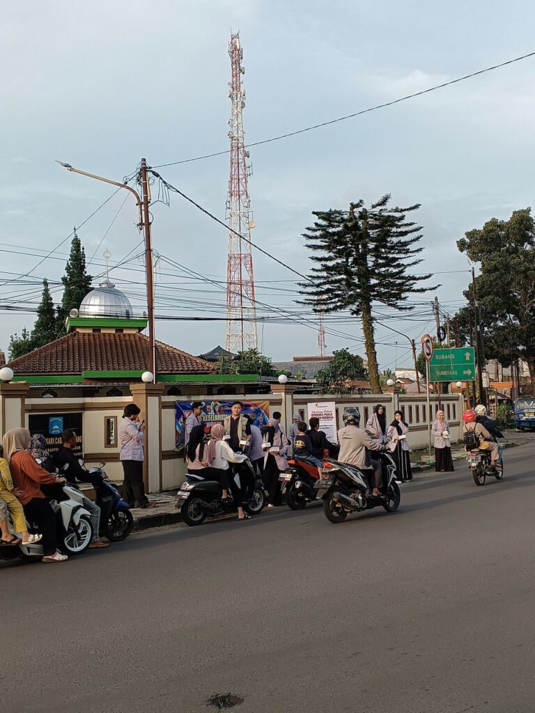 BERBAGI TAKJIL ON THE ROAD BERSAMA BEM STIQ ASSYIFA