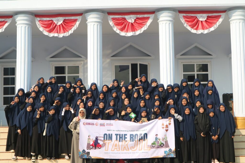 TAKJIL ON THE ROAD SMP ASSYIFA CAGAK 2 PUTRI