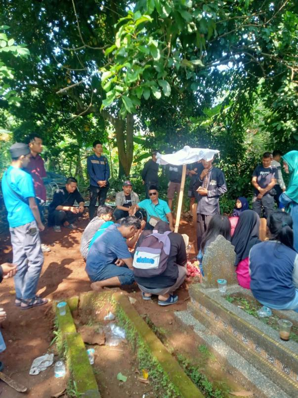 Sesungguhnya kami adalah milik Allah, dan kepada-Nya lah kami kembali