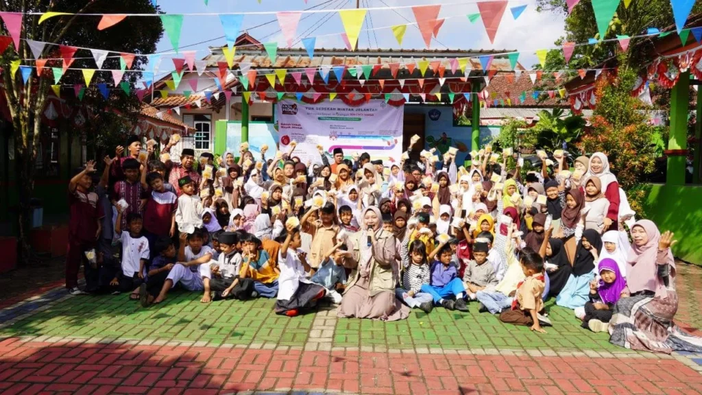 Penyaluran Jumat Berkah Roti untuk sekolah