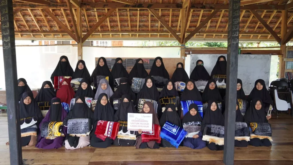 Penyaluran Sajadah & Al quran ke Pondok Pesantren Shohibul  Quran