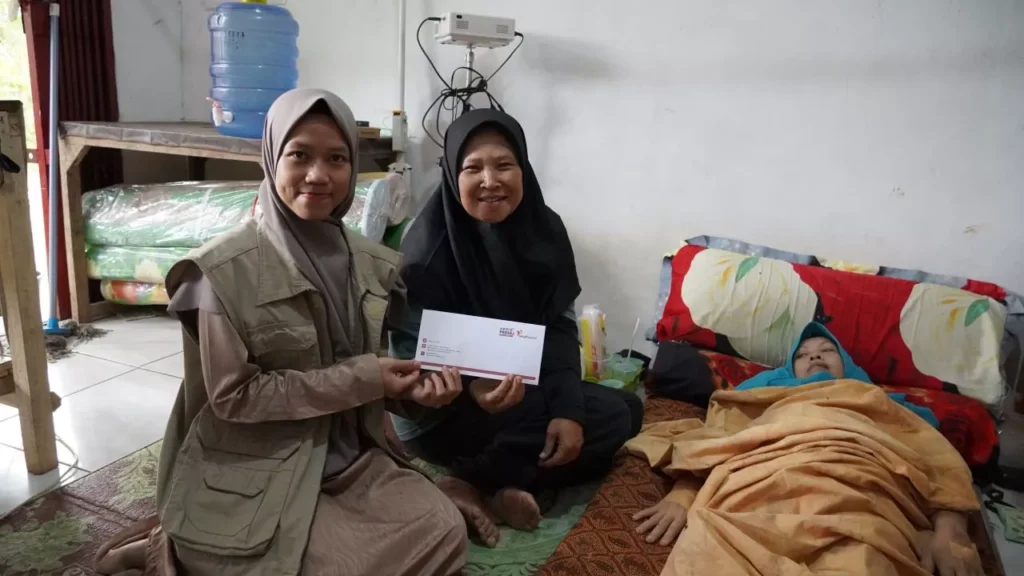 penyaluran Taawun Kesehatan Ibu Runiasih dari Komunitas Menakolan (menebar nasi kotak di jalan)