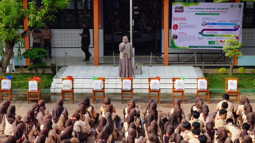 penyaluran roti untuk Support launching program Minyak Jelantah SMAN 1 Pagaden