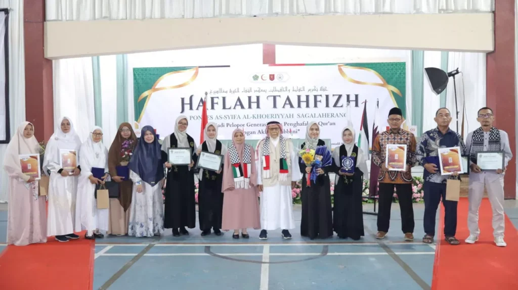PENYERAHAN PENGHARGAAN DARI LAZ ASSYIFA PEDULI & BADAN WAKAF ASSYIFA DI WISUDA TAHFIDZ ASSYIFA SAGALAHERANG
