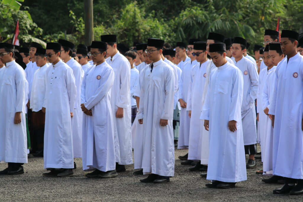 Meneladani Santri dalam Perannya Membangun Negeri Meneladani Santri dalam Perannya Membangun Negeri