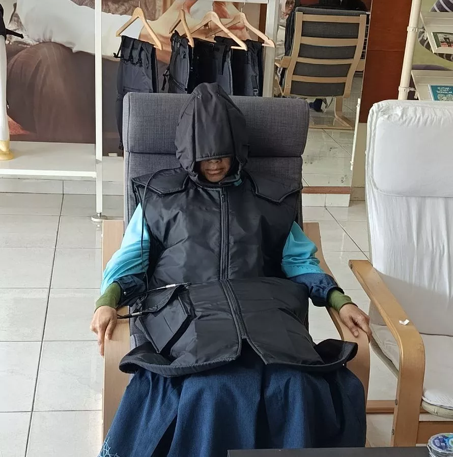 Proses Fitting Rompi Terapi untuk Bu Herna