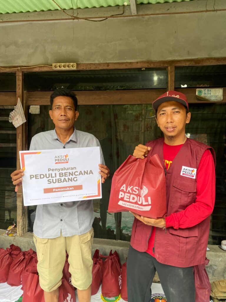 Ustadz Iyan saat melakukan penyaluran bantuan kepada warga terdampak banjir Pamanukan