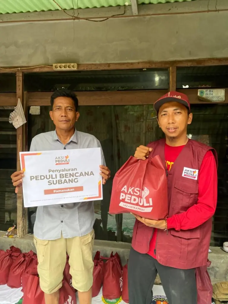 Ustadz Iyan saat melakukan penyaluran bantuan kepada warga terdampak banjir Pamanukan