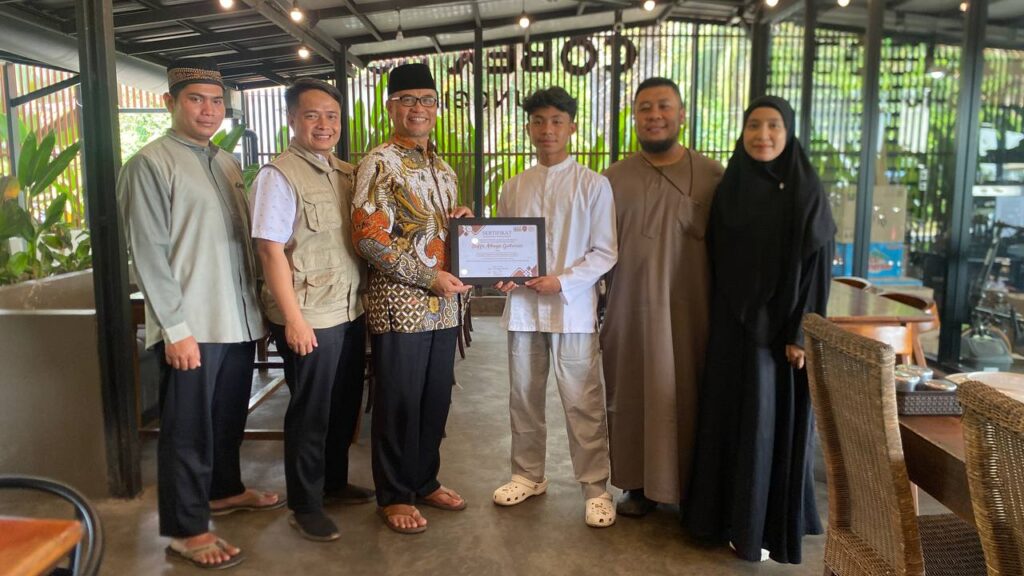 Penganugerahan Beasiswa Pendidikan Penuh kepada Lulusan Terbaik MTs As-Syifa Sagalaherang