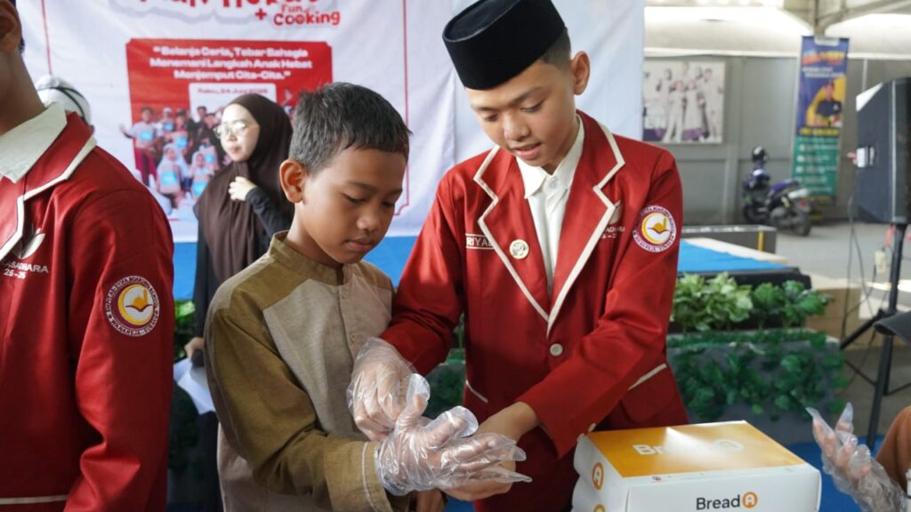 Muharram Fest 1448 H Jadi Ruang Belajar Empati, Santri Assyifa Dampingi Belanja Bareng Anak Yatim