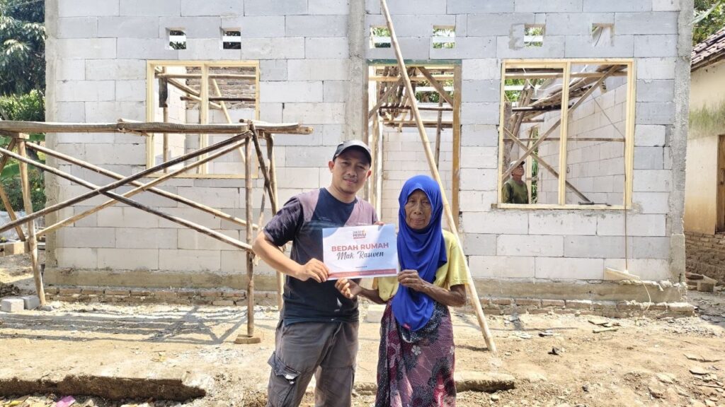 Bantuan Bedah Rumah untuk Mak Raswen Mulai Berjalan!