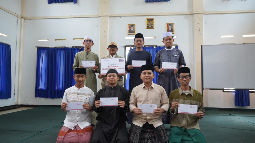 Membangun Peradaban Lewat Pendidikan: Penyaluran Beasiswa LTIQ
