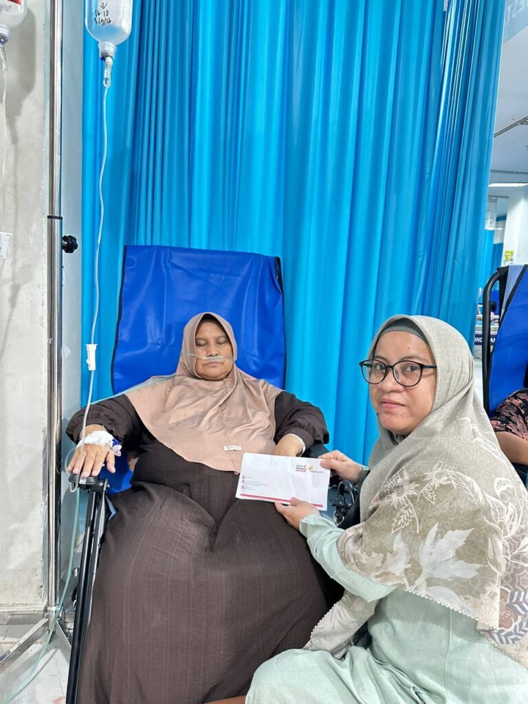 Penyaluran Bantuan Kesehatan Tahap 2 untuk Ibu Cucun Berjuang Cuci Darah Penyaluran Bantuan Kesehatan Tahap 2 untuk Ibu Cucun Berjuang Cuci Darah