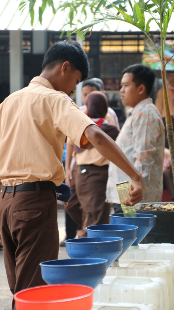 sedekah minyak jelantah smpn 1 tanjungsiang